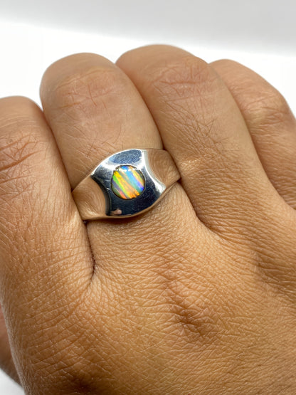 Anillo signet sobre fondo blanco mostrando sello .925 MEXICO en la banda