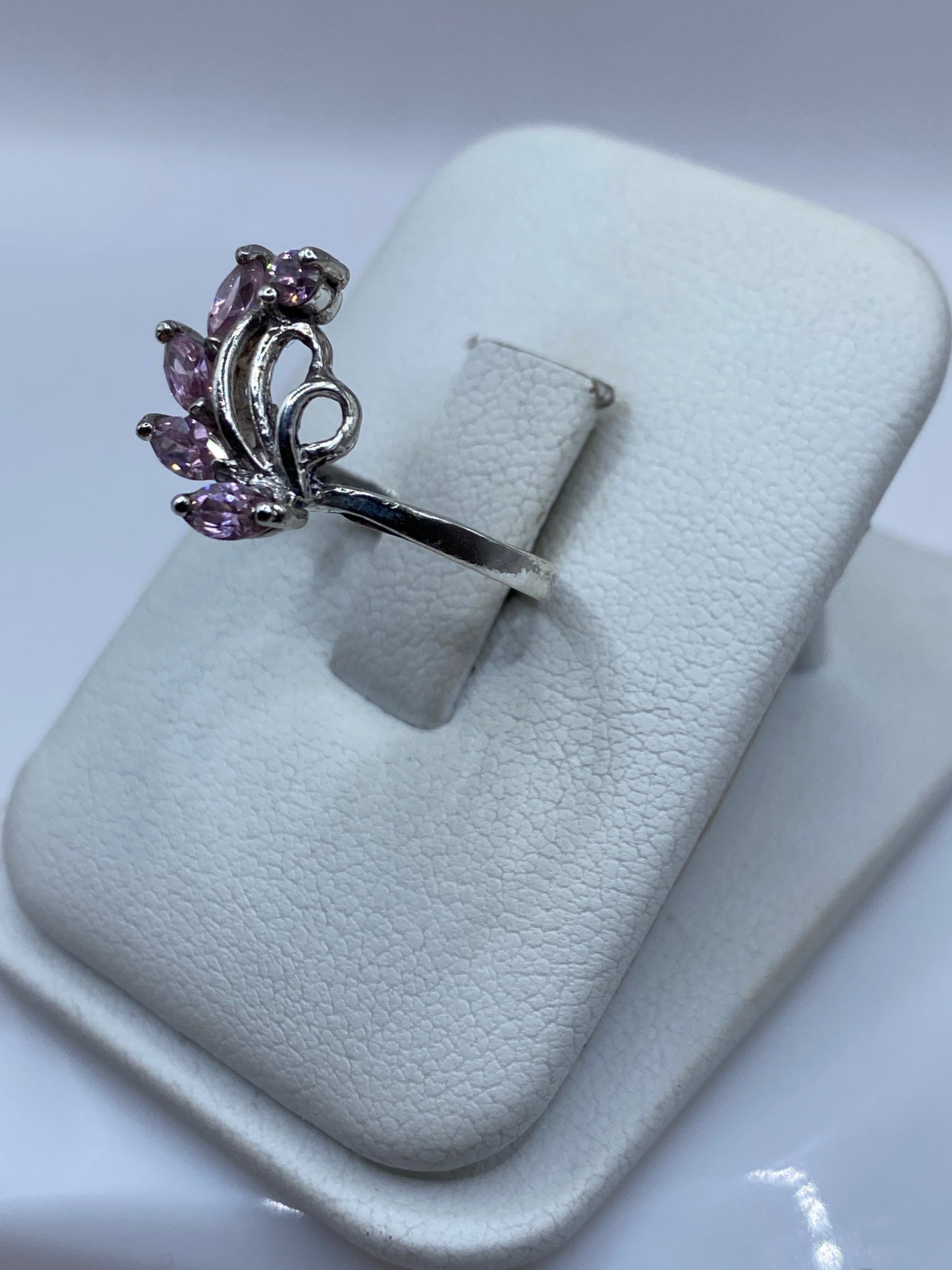 Vista lateral del anillo de circonia rosa en plata .925, detalle del engaste ornamental
