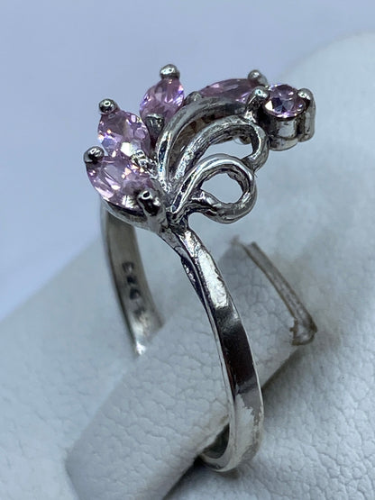 Anillo vintage de plata .925 en estuche blanco, destaca la circonia rosa facetada