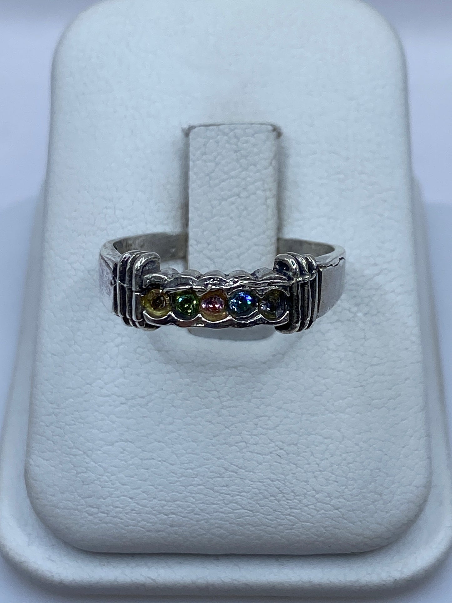 Anillo de plata .925 con 5 circonias multicolor en tonos amarillo, verde, rosa, azul y blanco