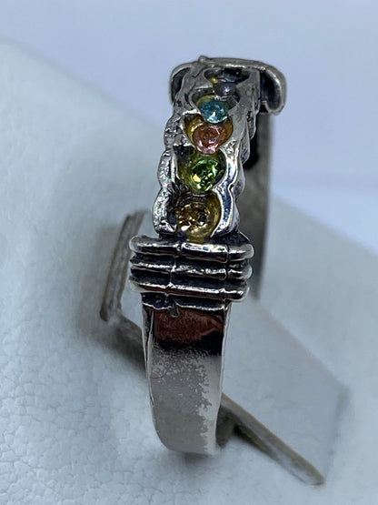Anillo de plata engastado a mano con circonias de colores vivos en talla 9