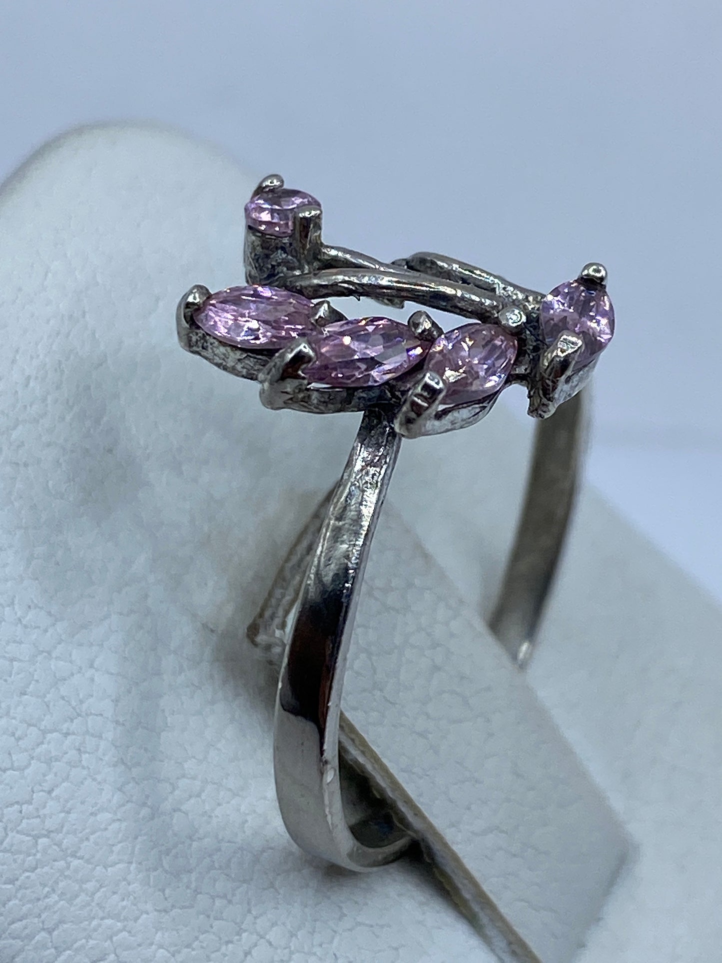Vista lateral del anillo .925 con motivo floral envolvente