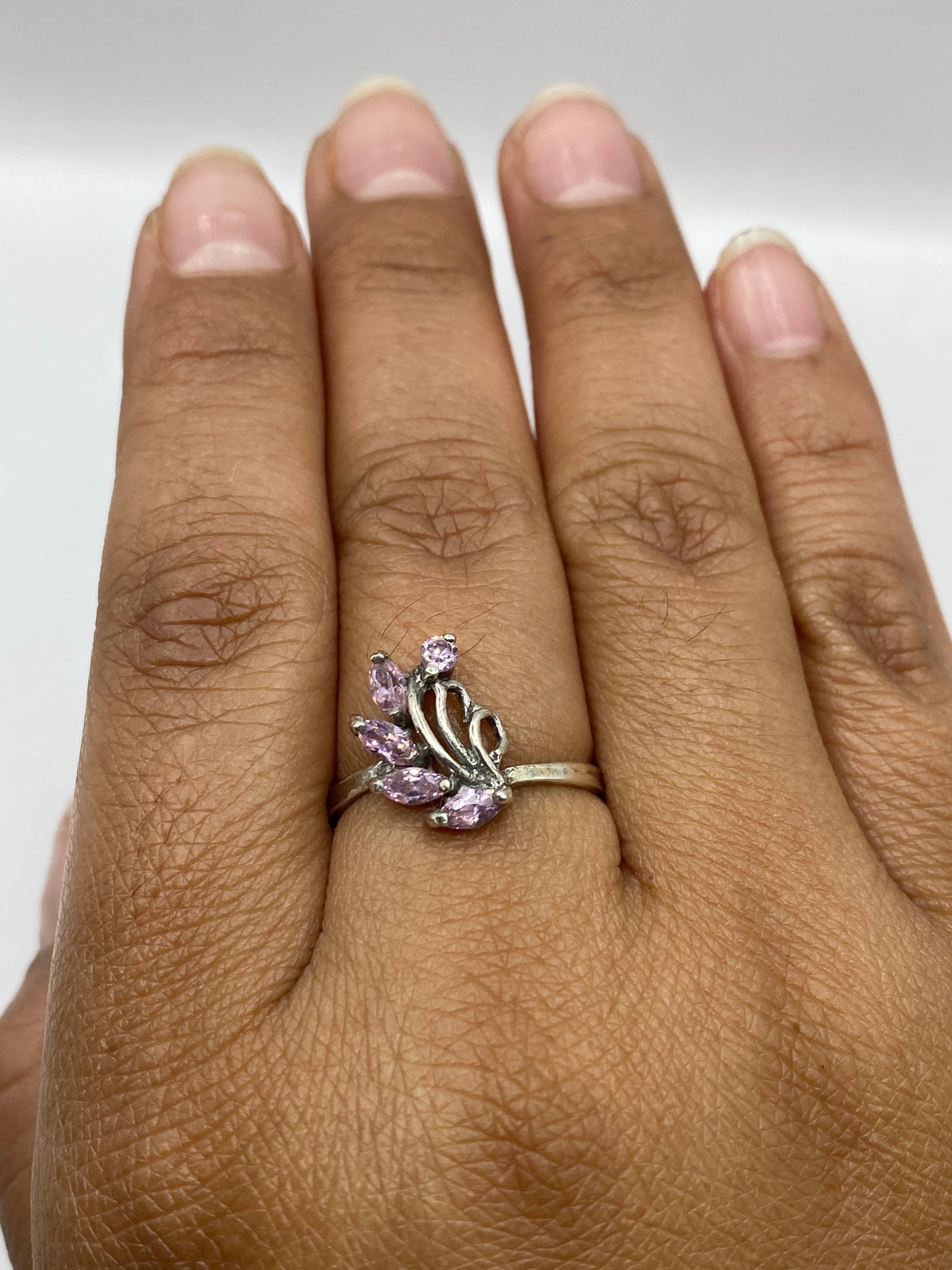 Anillo solitario sobre fondo blanco mostrando el sello .925 MÉXICO