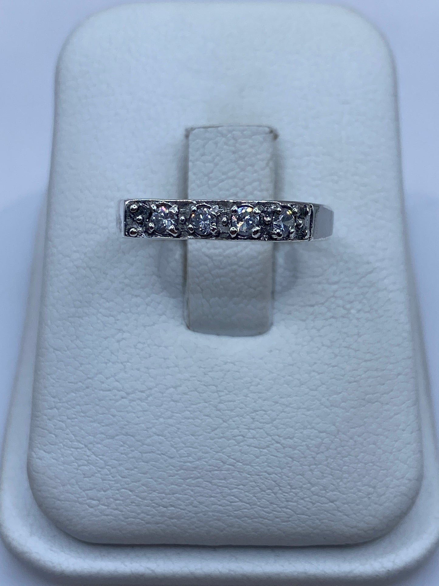 Anillo de plata minimalista con circonia blanca brillante en estuche blanco