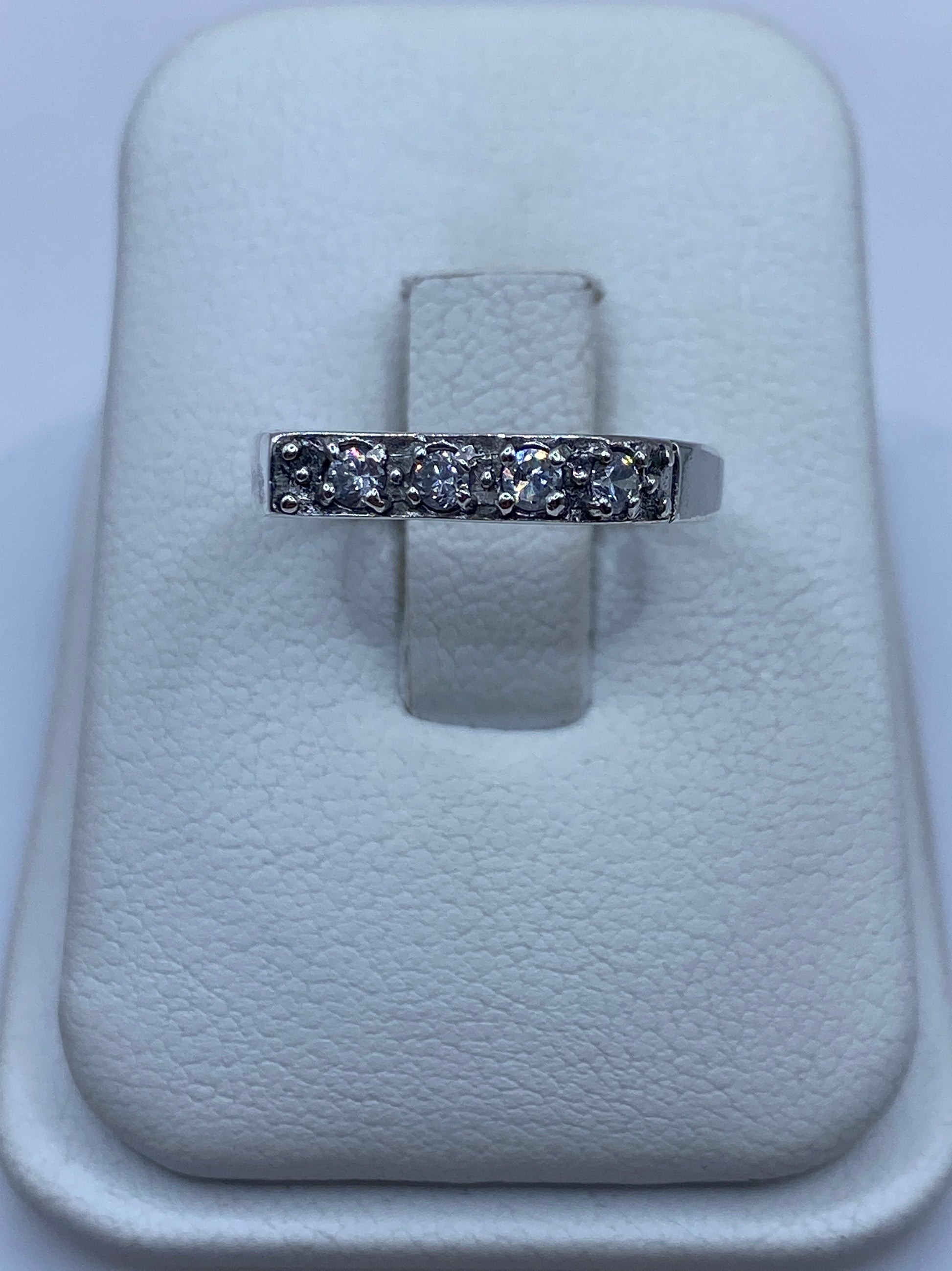 Anillo de plata minimalista con circonia blanca brillante en estuche blanco