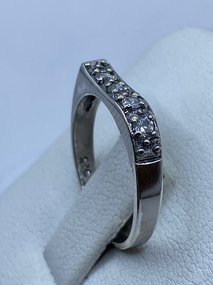 Detalle de la circonia blanca engastada en plata, con fuego tipo diamante