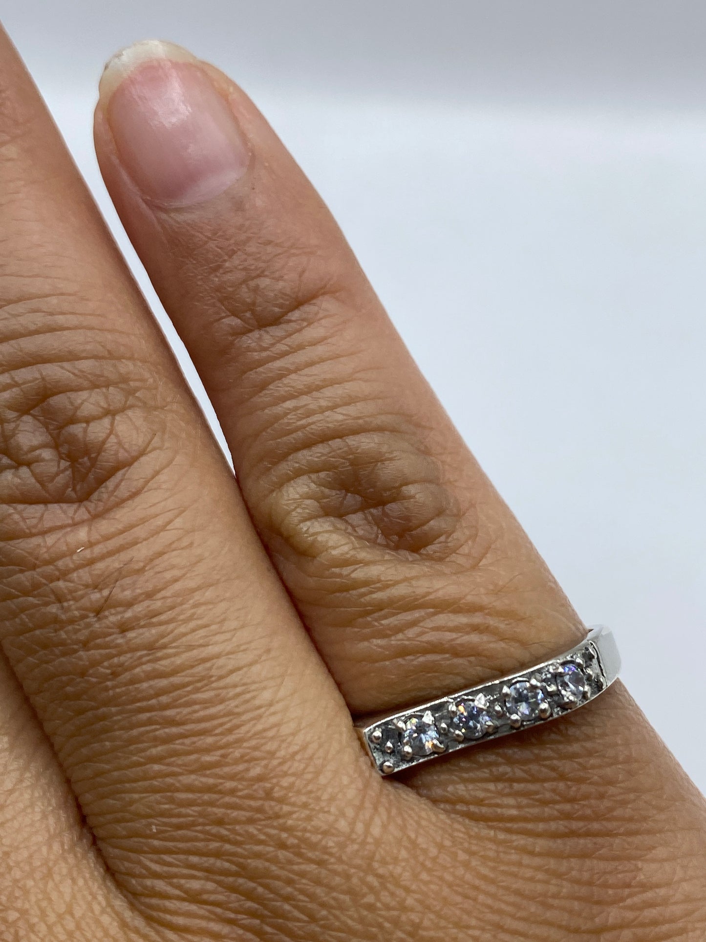 Anillo en el dedo mostrando el brillo limpio de la circonia blanca