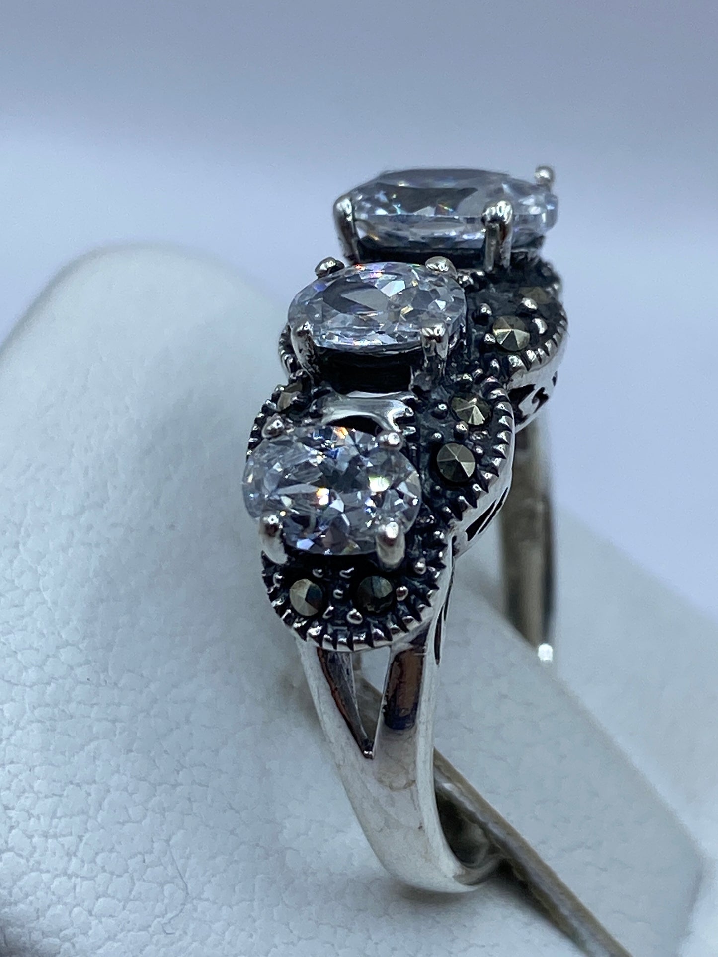 Detalle de las tres circonias blancas con detalles granulados en plata de Taxco