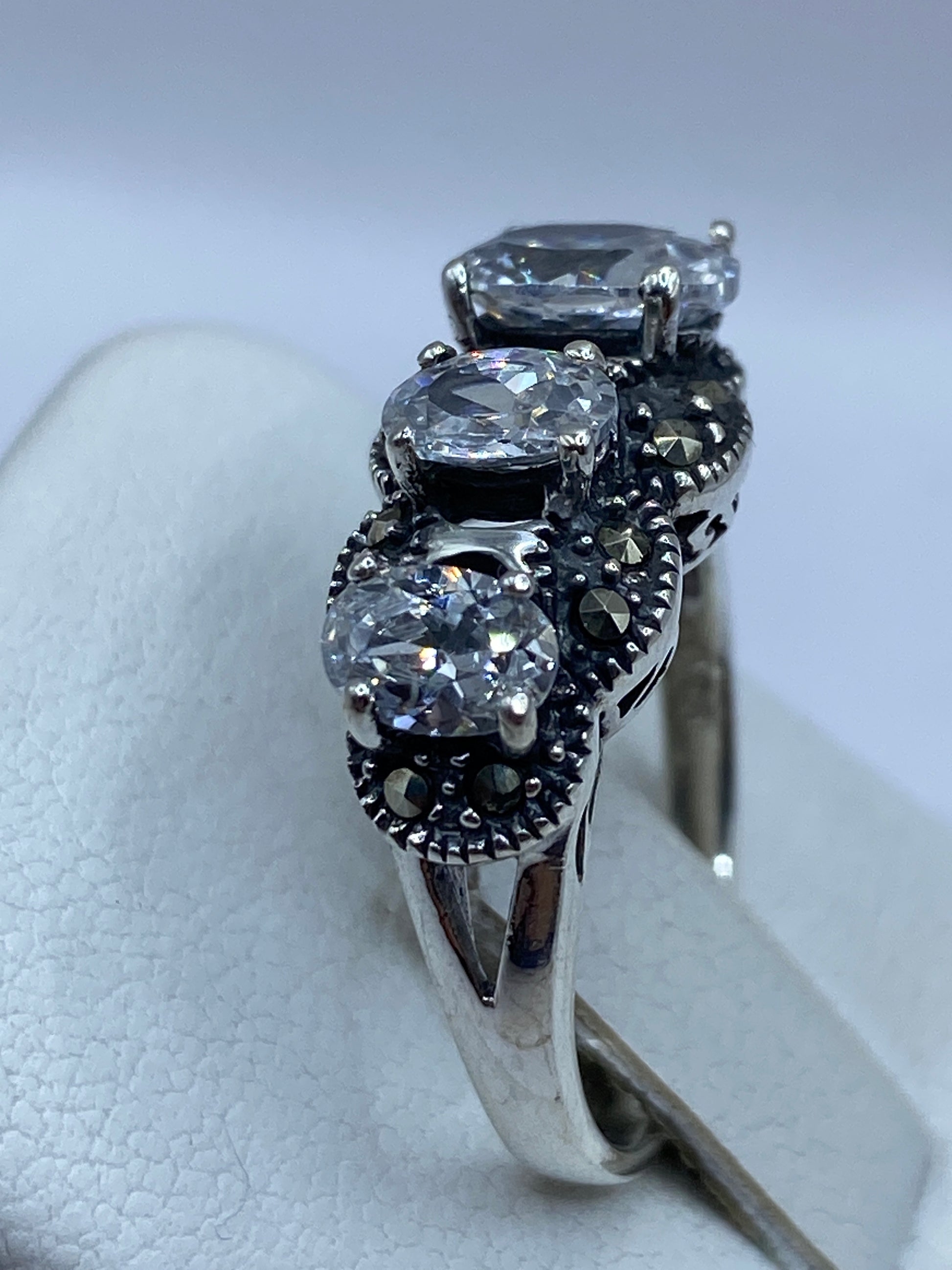 Detalle de las tres circonias blancas con detalles granulados en plata de Taxco