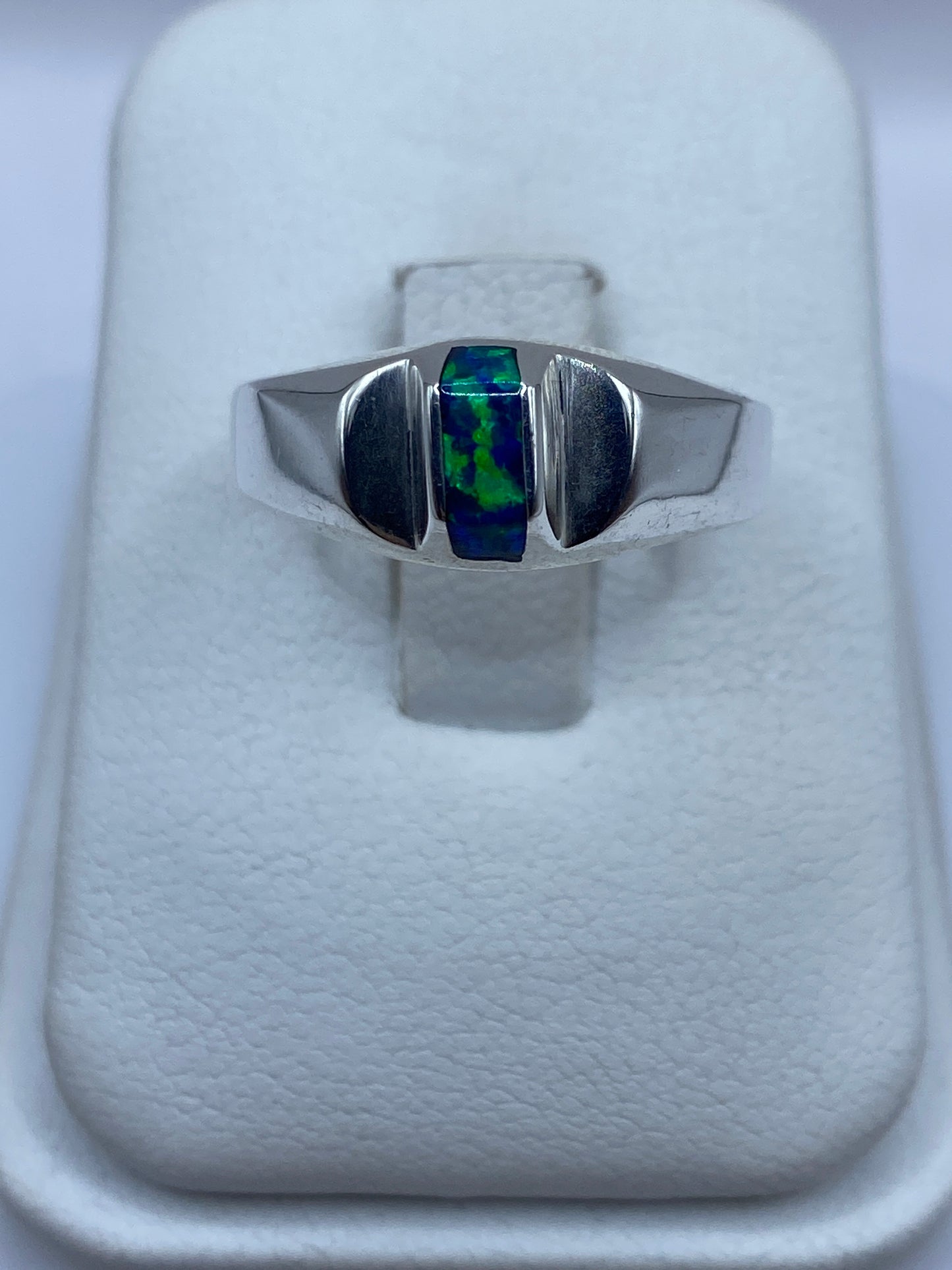 Anillo solitario de plata .950 con ópalo de fuego azul en estuche blanco
