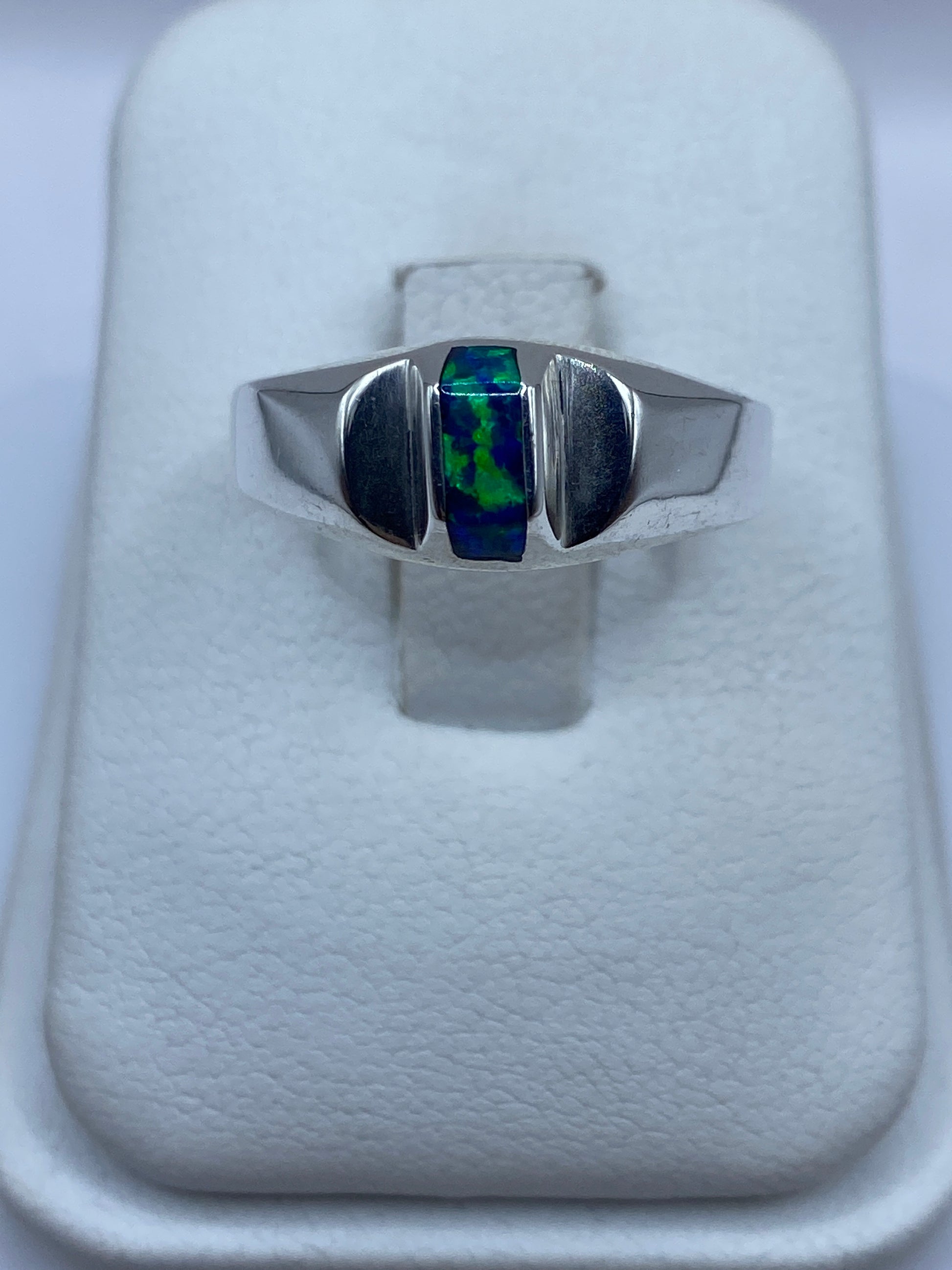 Anillo solitario de plata .950 con ópalo de fuego azul en estuche blanco