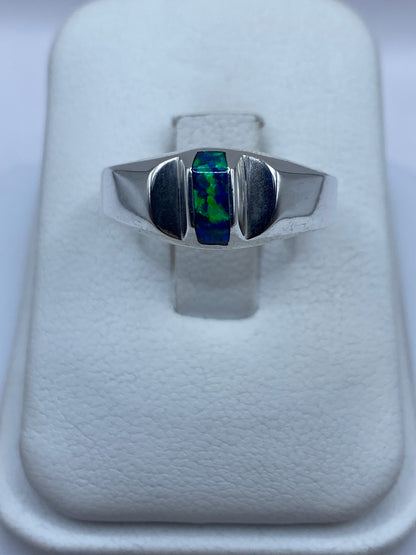 Anillo solitario de plata .950 con ópalo de fuego azul en estuche blanco