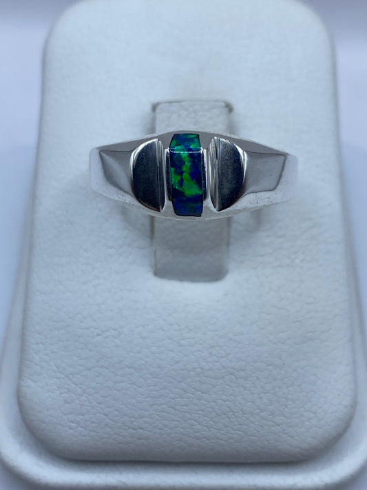 Anillo solitario de plata .950 con ópalo de fuego azul en estuche blanco