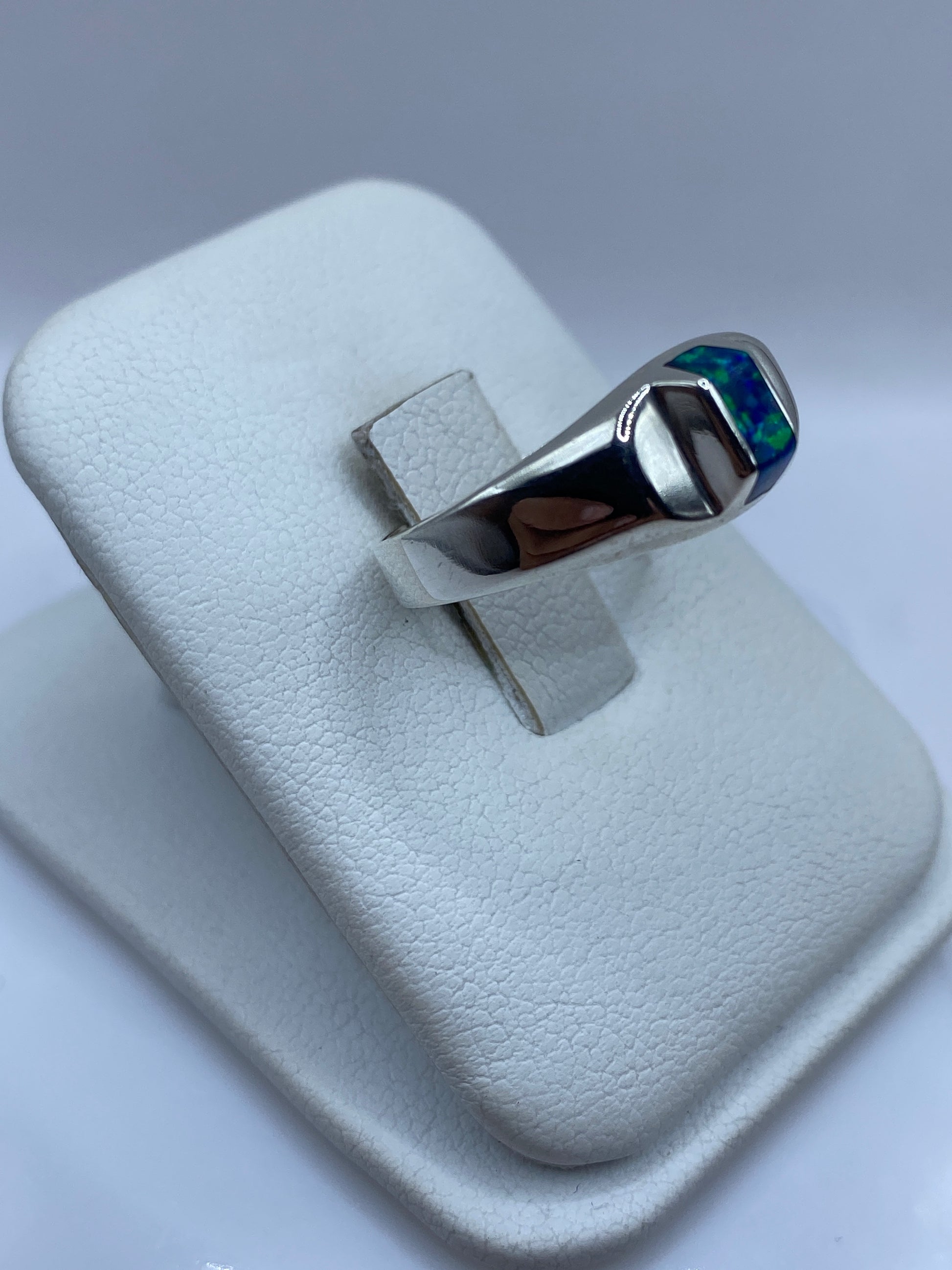 Detalle del ópalo de fuego azul con destellos verdes en anillo de plata .950