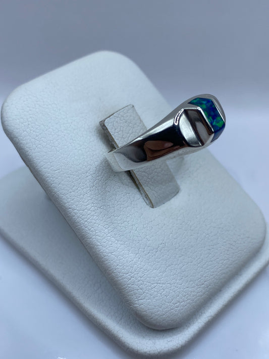 Detalle del ópalo de fuego azul con destellos verdes en anillo de plata .950