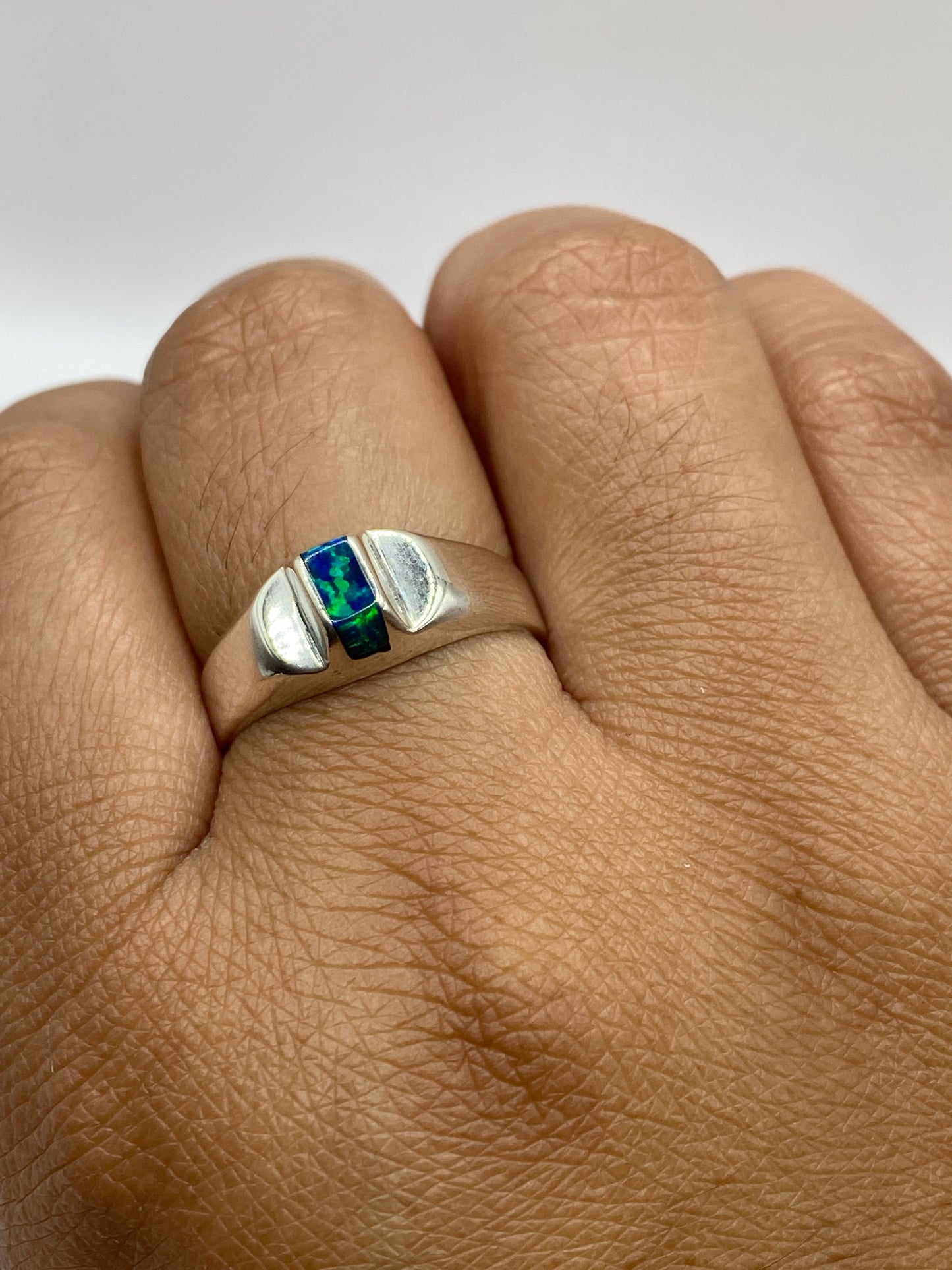 Vista lateral del anillo solitario mostrando el sello 950 en la banda de plata
