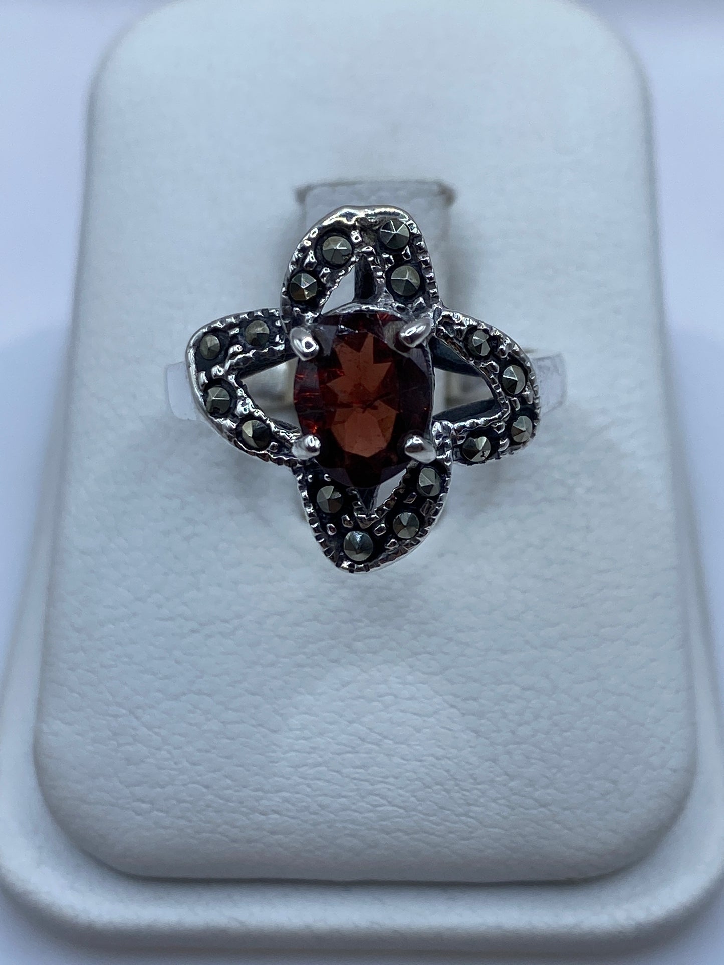 Anillo de plata vintage con circonia marrón facetada en forma de flor, detalle oxidado