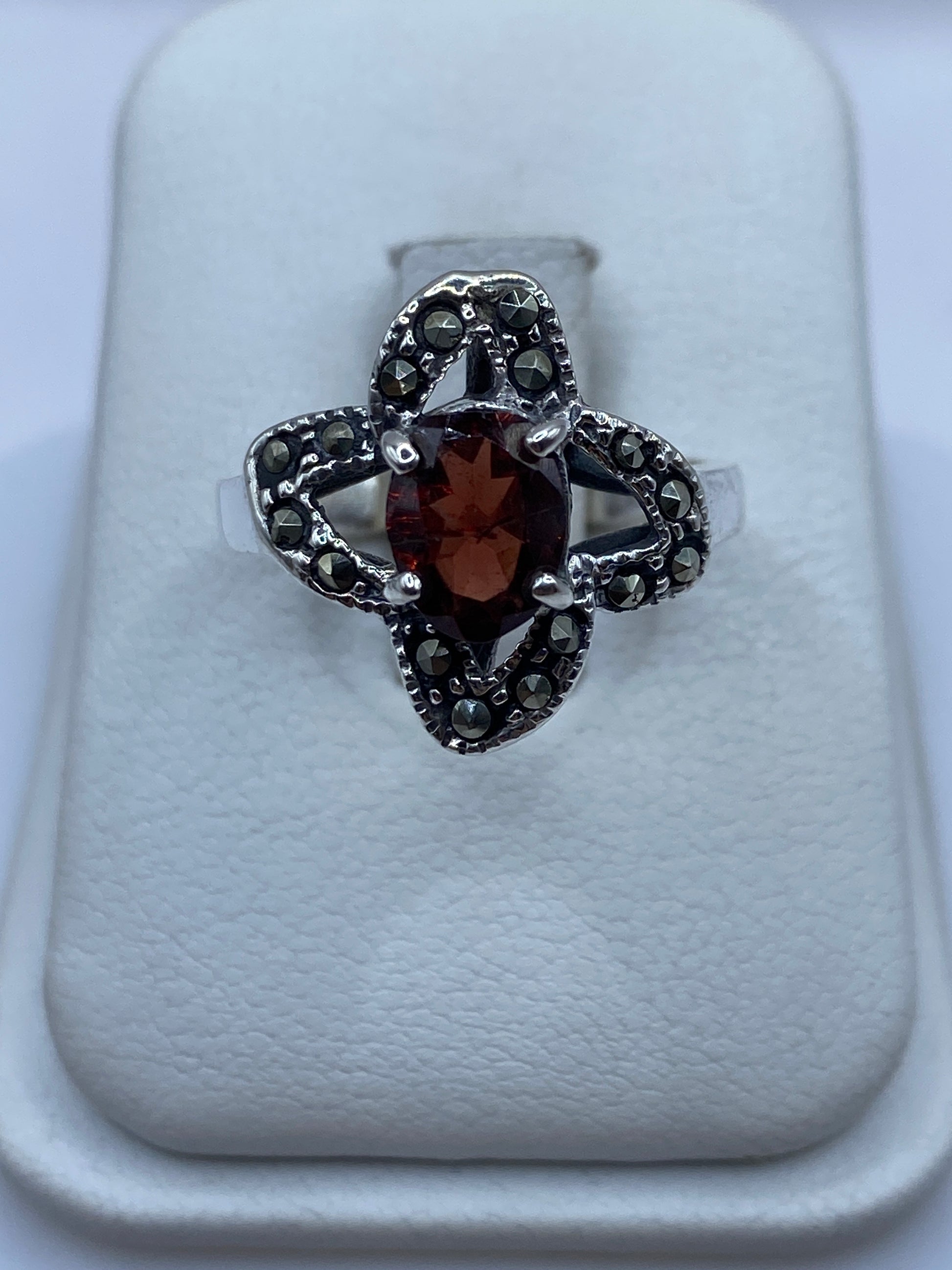 Anillo de plata vintage con circonia marrón facetada en forma de flor, detalle oxidado