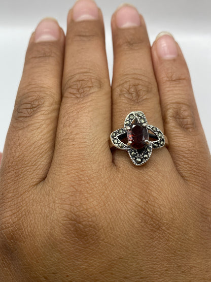 Anillo sobre fondo gris mostrando el sello 925 y el acabado vintage patinado