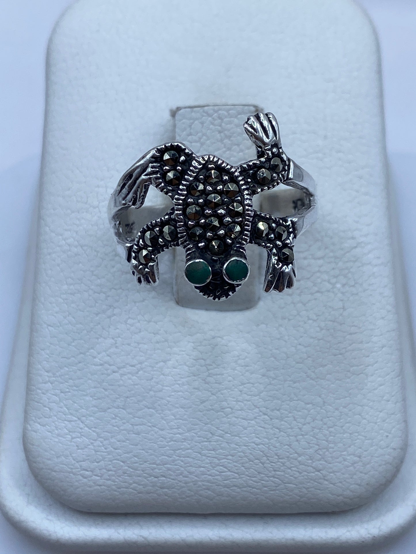 Anillo tótem de plata .925 con piedra verde oscuro en estuche blanco
