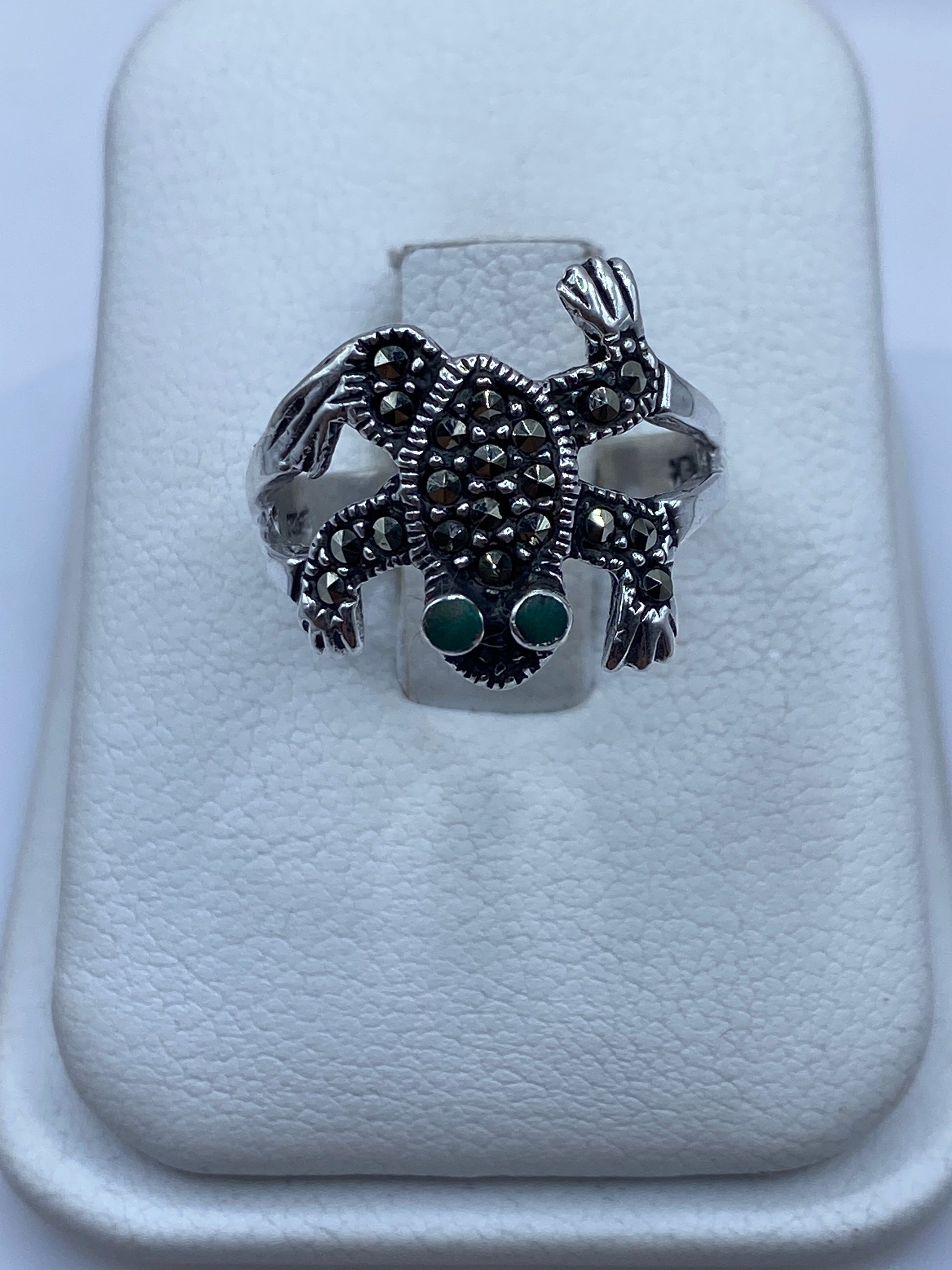 Anillo tótem de plata .925 con piedra verde oscuro en estuche blanco