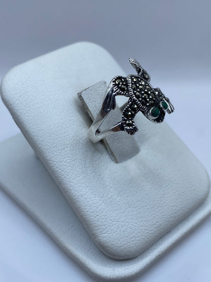 Detalle del engaste de piedra verde en diseño tótem de plata