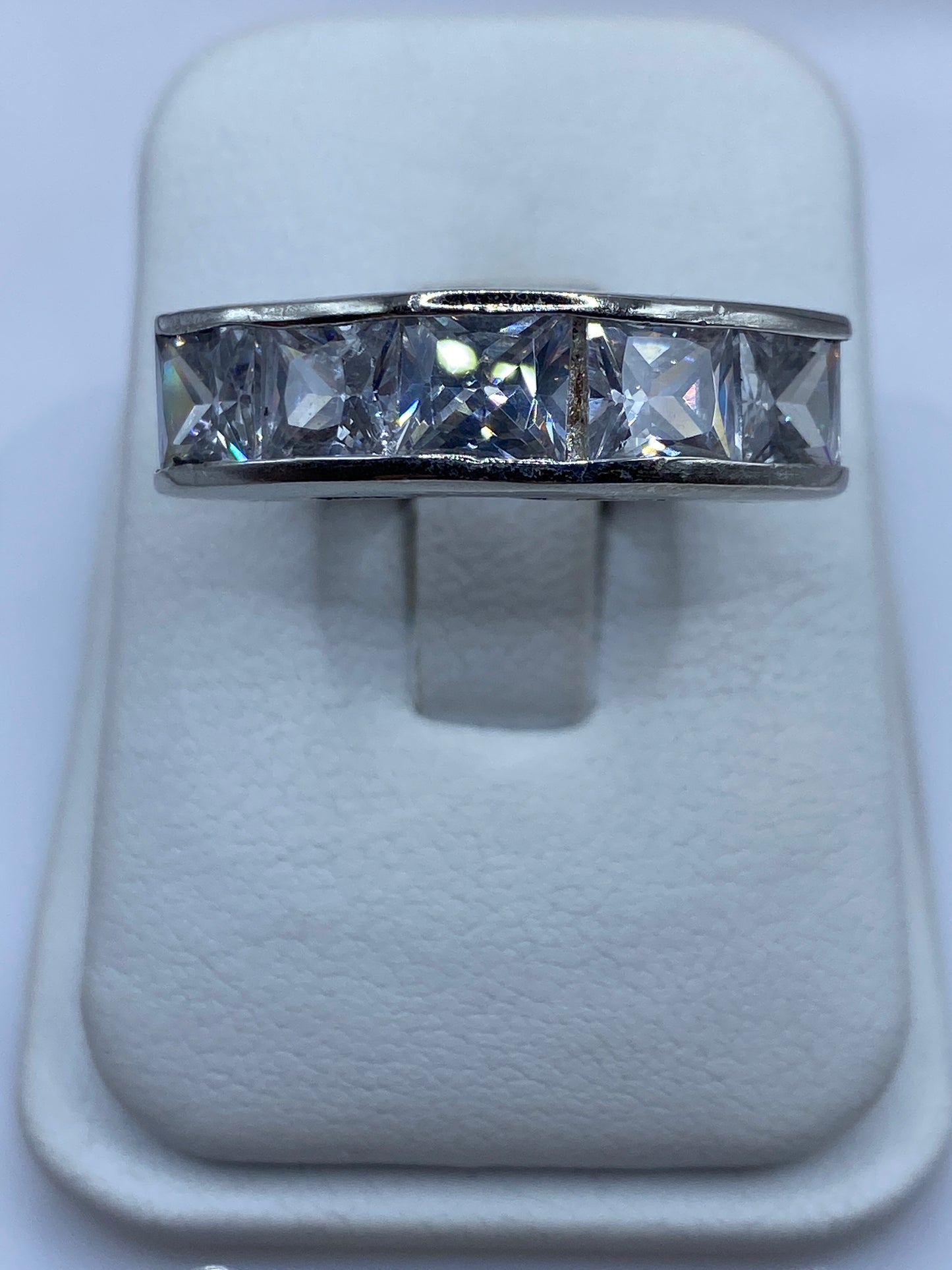 Anillo de plata con circonia blanca cortada, vista frontal mostrando brillo intenso