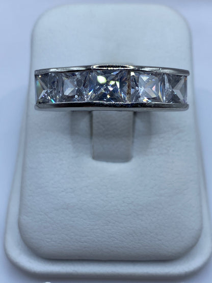 Anillo de plata con circonia blanca cortada, vista frontal mostrando brillo intenso