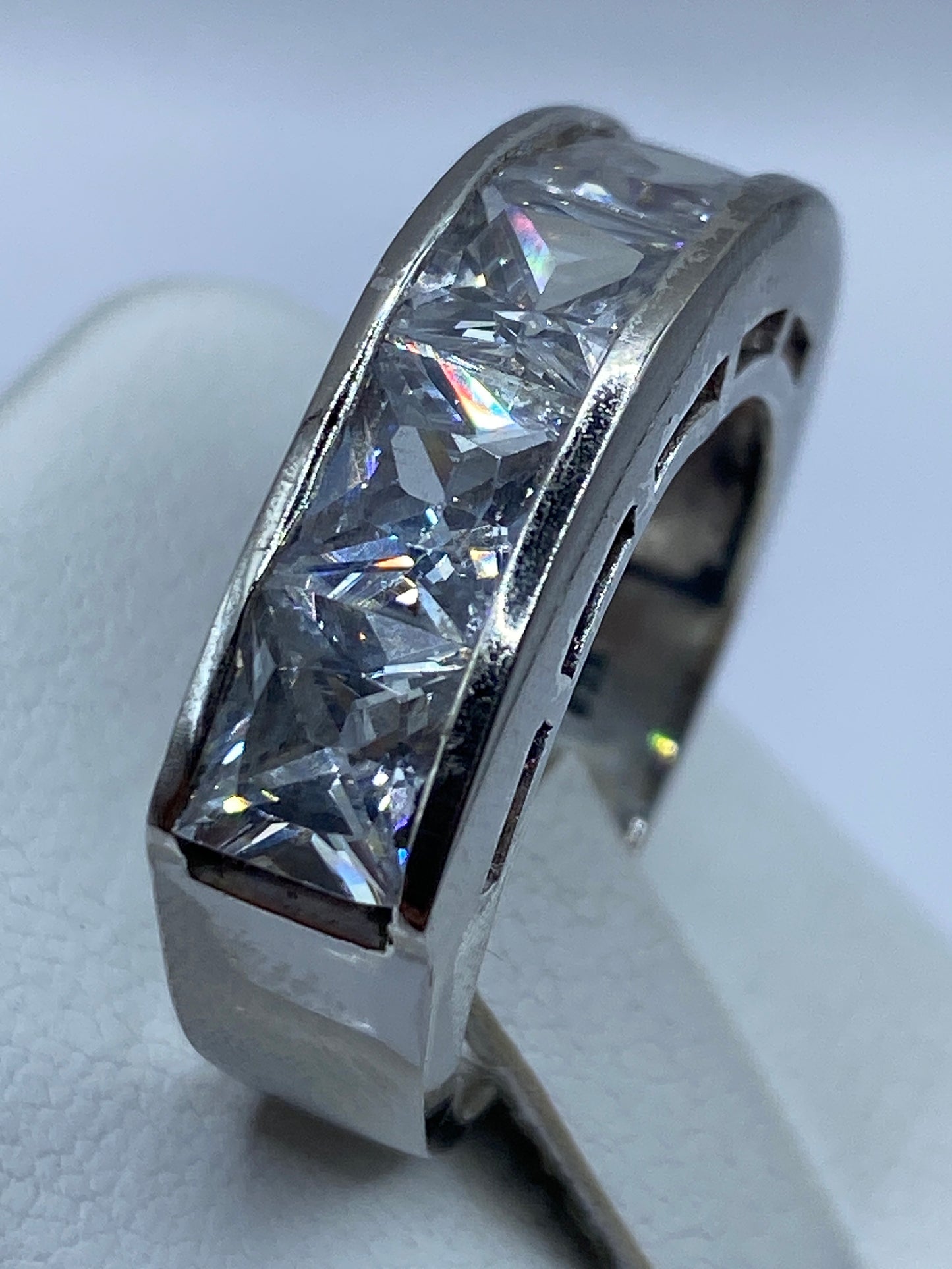 Anillo en la mano mostrando tamaño real y presencia del diseño unisex
