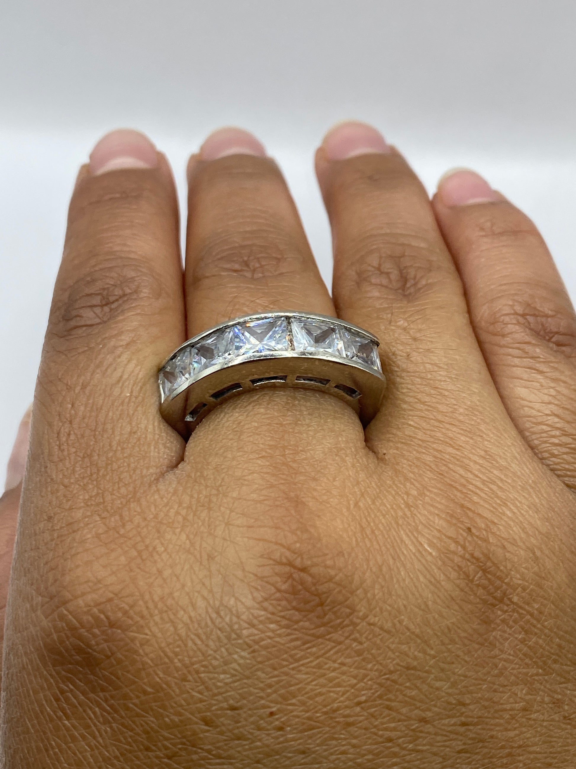 Anillo sobre fondo gris mostrando el sello 925 y acabado pulido de Taxco