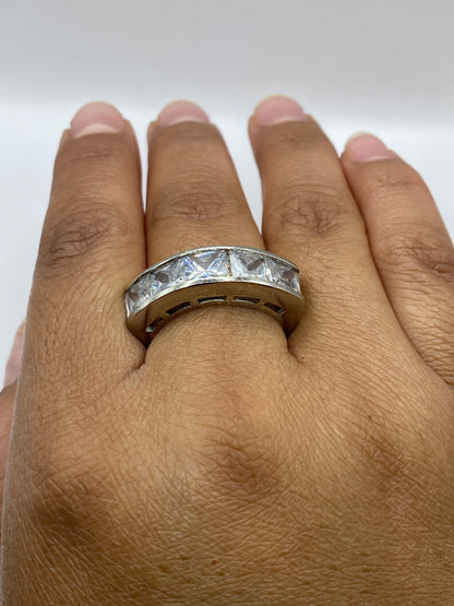 Anillo sobre fondo gris mostrando el sello 925 y acabado pulido de Taxco
