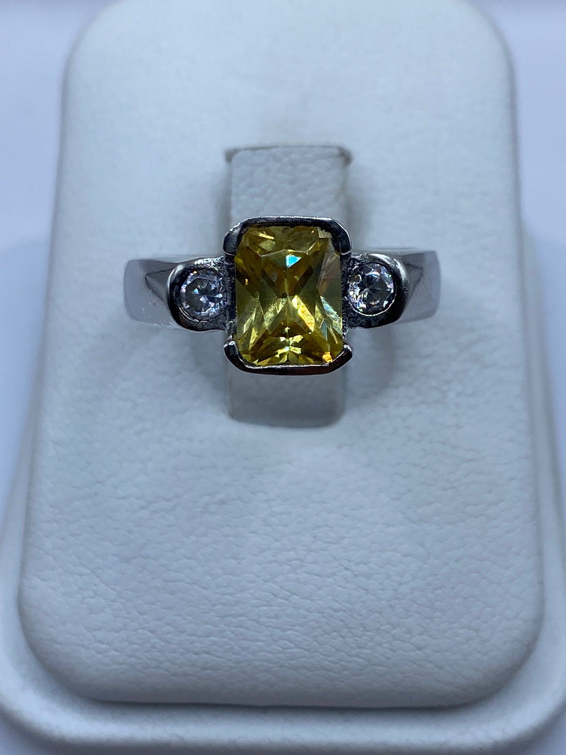 Anillo solitario de plata con circonia amarilla brillante en caja de presentación