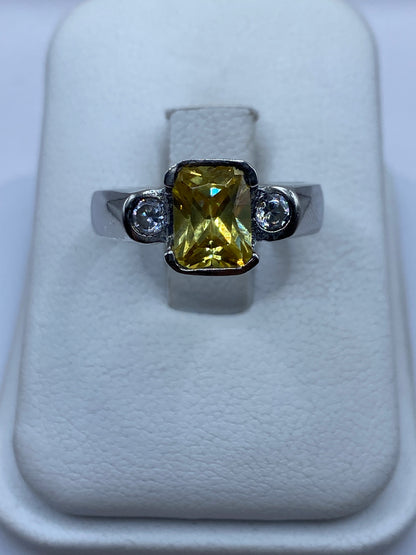Anillo solitario de plata con circonia amarilla brillante en caja de presentación