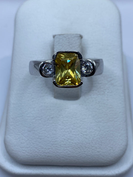 Anillo solitario de plata con circonia amarilla brillante en caja de presentación