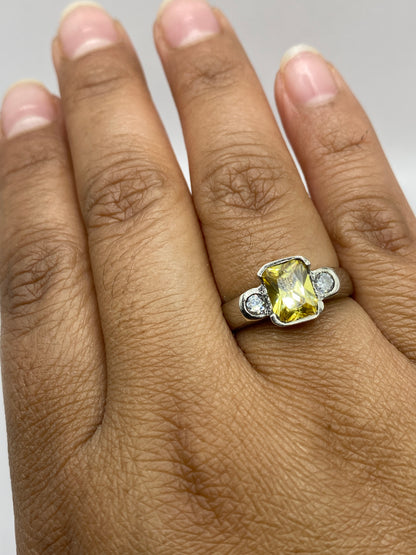 Anillo puesto en mano mostrando brillo y luminosidad de la piedra amarilla