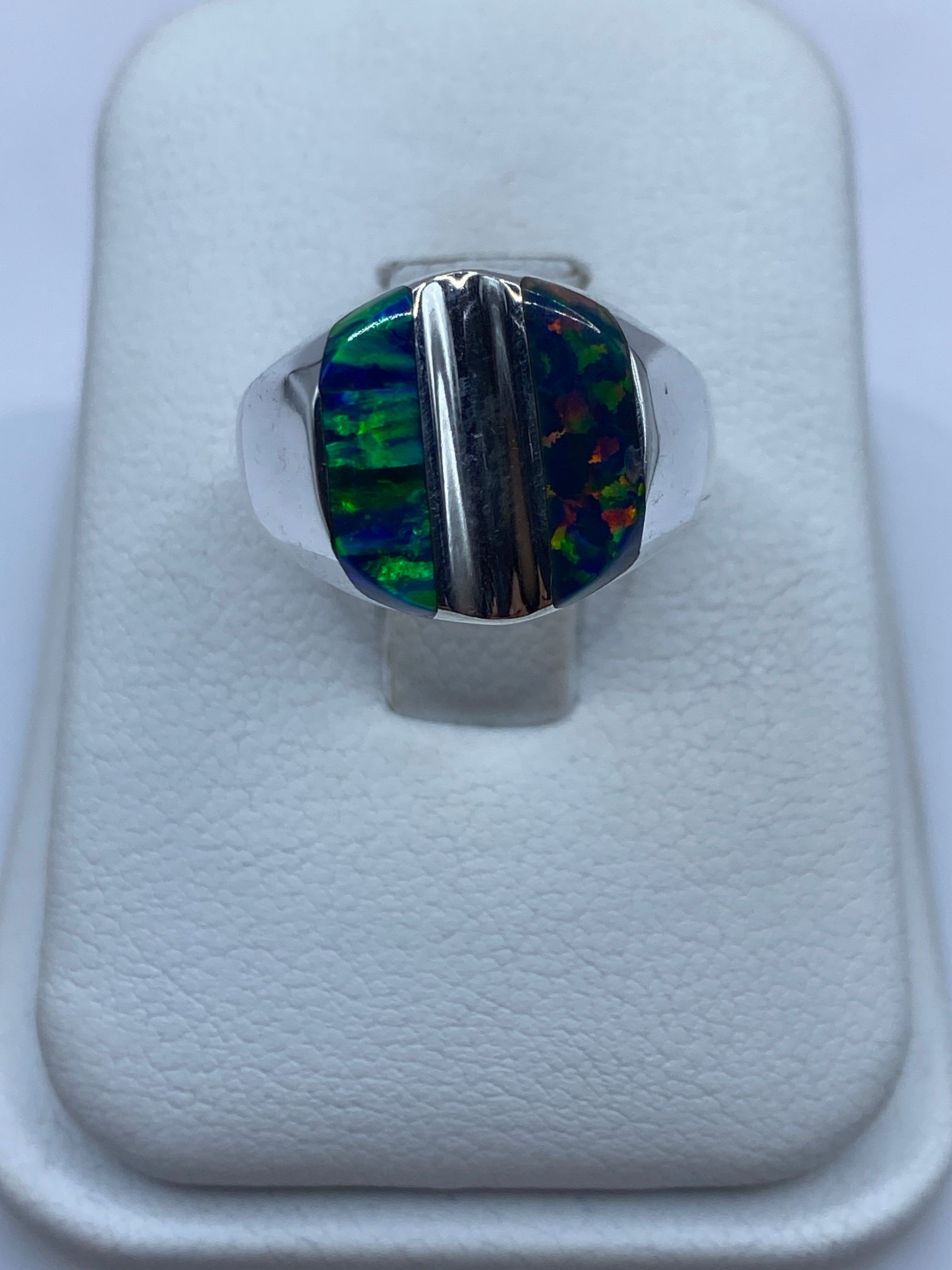 Anillo de plata con ópalo de fuego multicolor mostrando juego de colores azul y verde