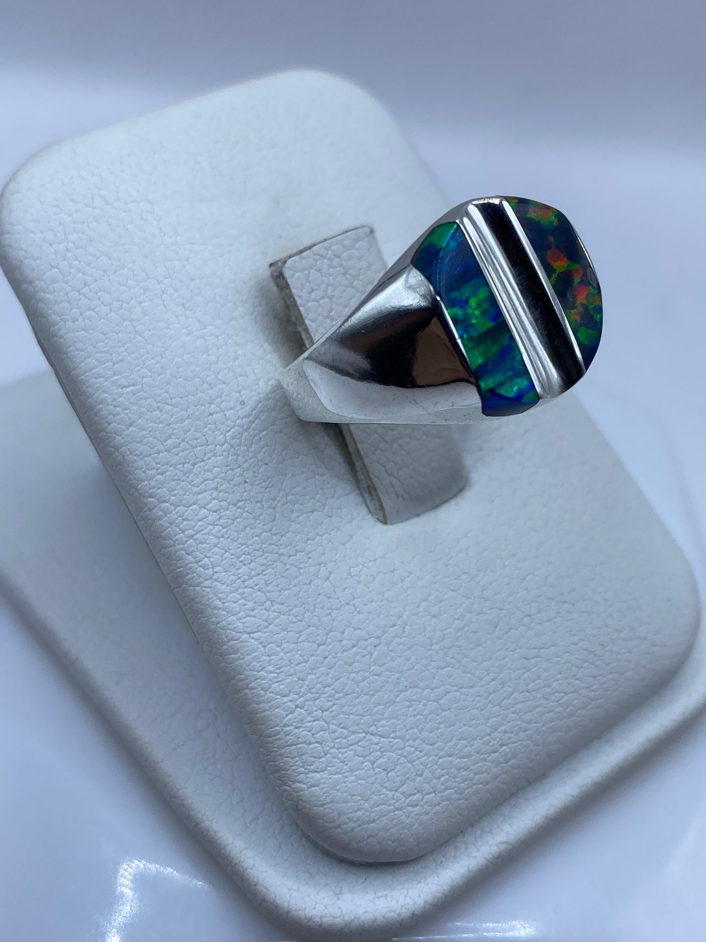 Vista lateral del anillo unisex de plata .950 con banda pulida