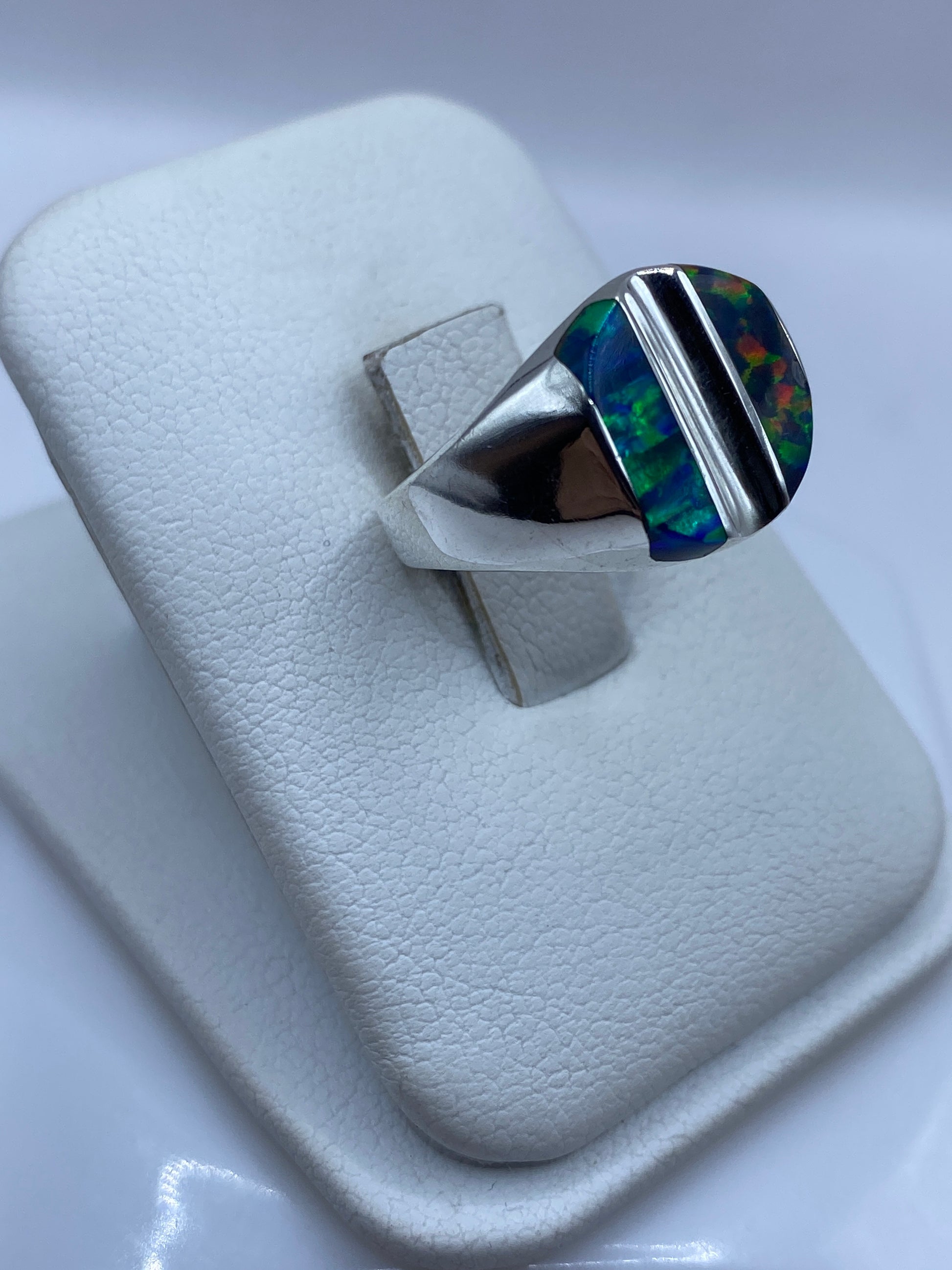 Vista lateral del anillo unisex de plata .950 con banda pulida