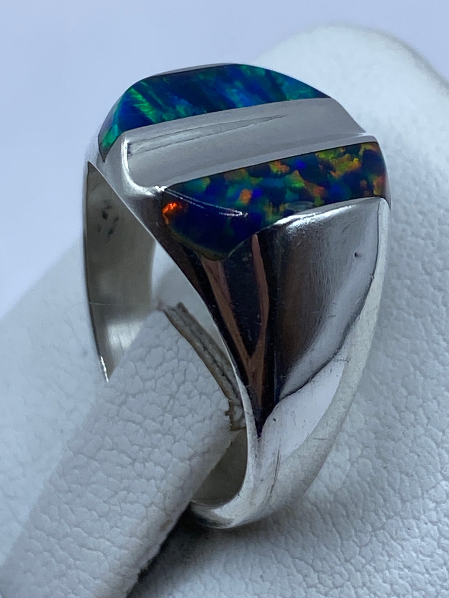 Detalle del ópalo de fuego natural en engaste de plata artesanal