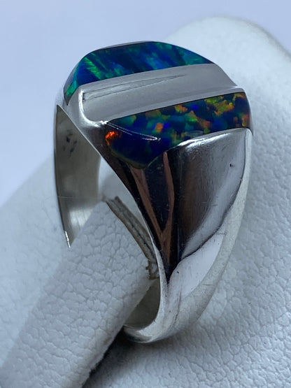 Detalle del ópalo de fuego natural en engaste de plata artesanal