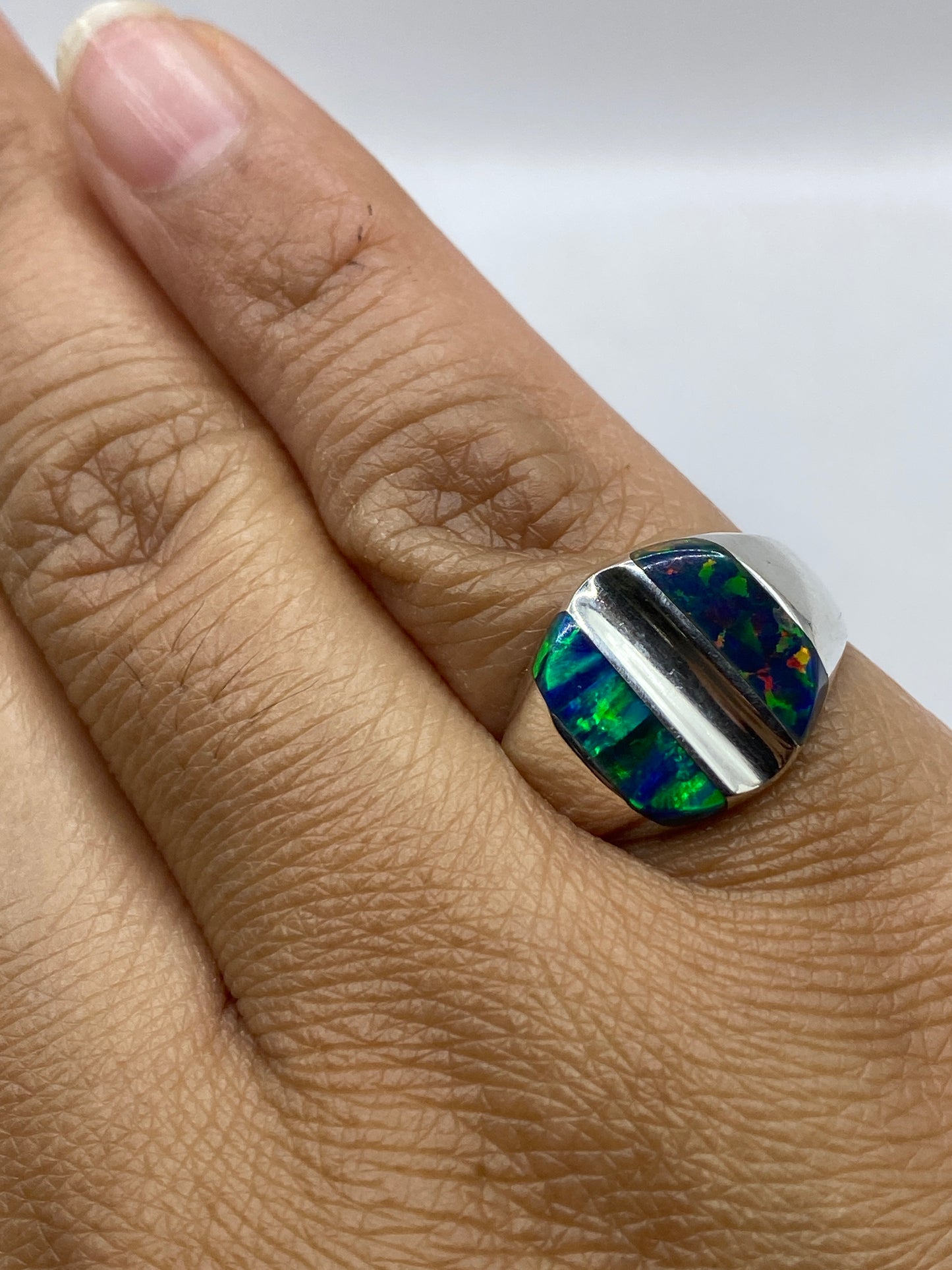 Anillo sobre fondo blanco mostrando el sello 950 MEXICO en la banda