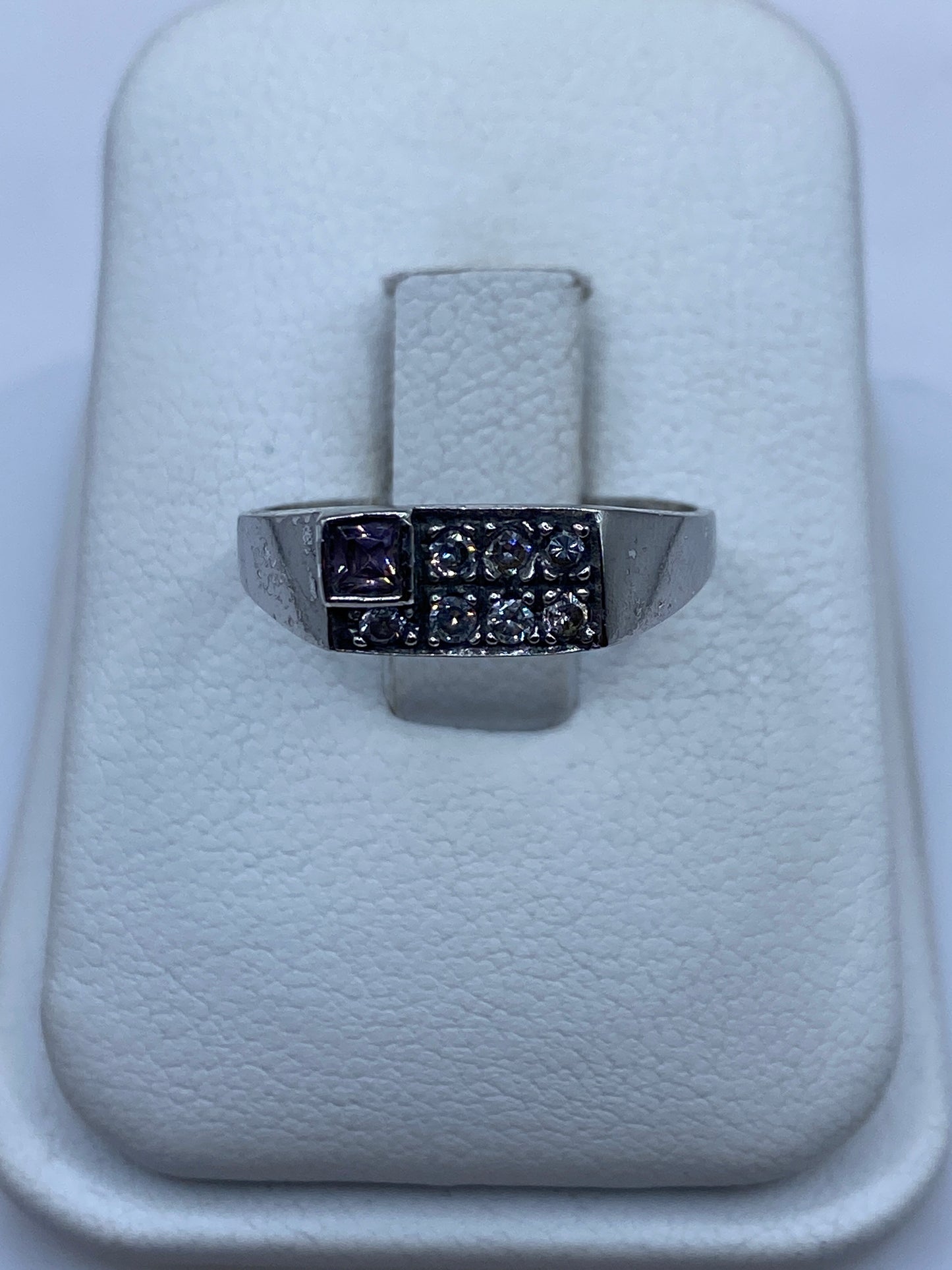 Anillo de plata solitario con circonia rosa brillante en caja de presentación blanca