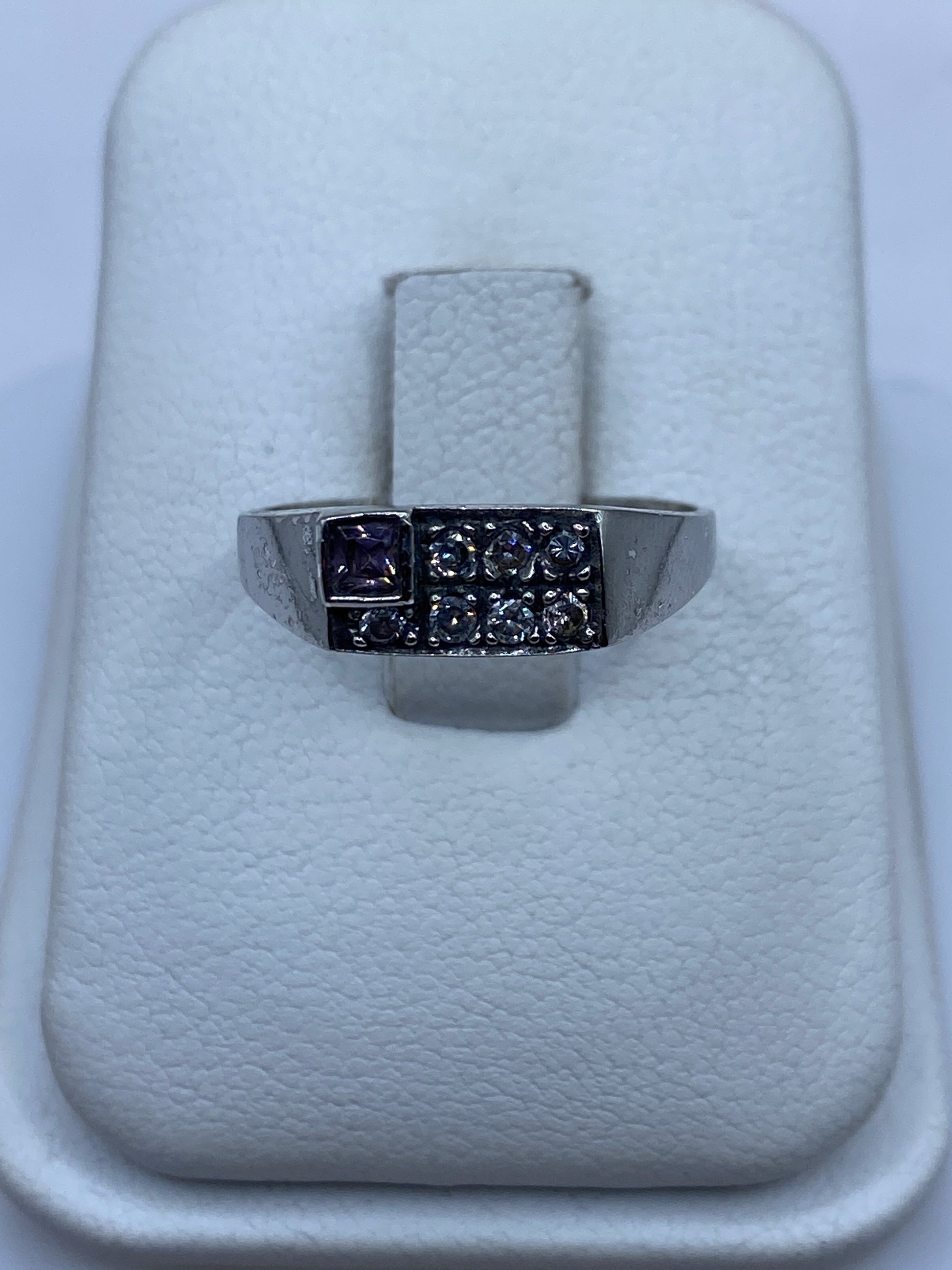 Anillo de plata solitario con circonia rosa brillante en caja de presentación blanca