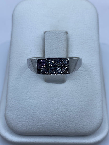 Anillo de plata solitario con circonia rosa brillante en caja de presentación blanca