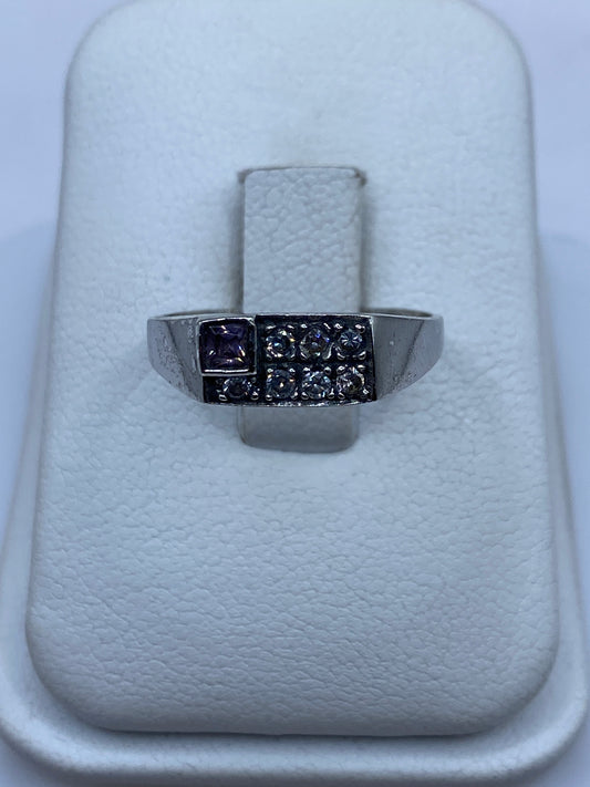 Anillo de plata solitario con circonia rosa brillante en caja de presentación blanca