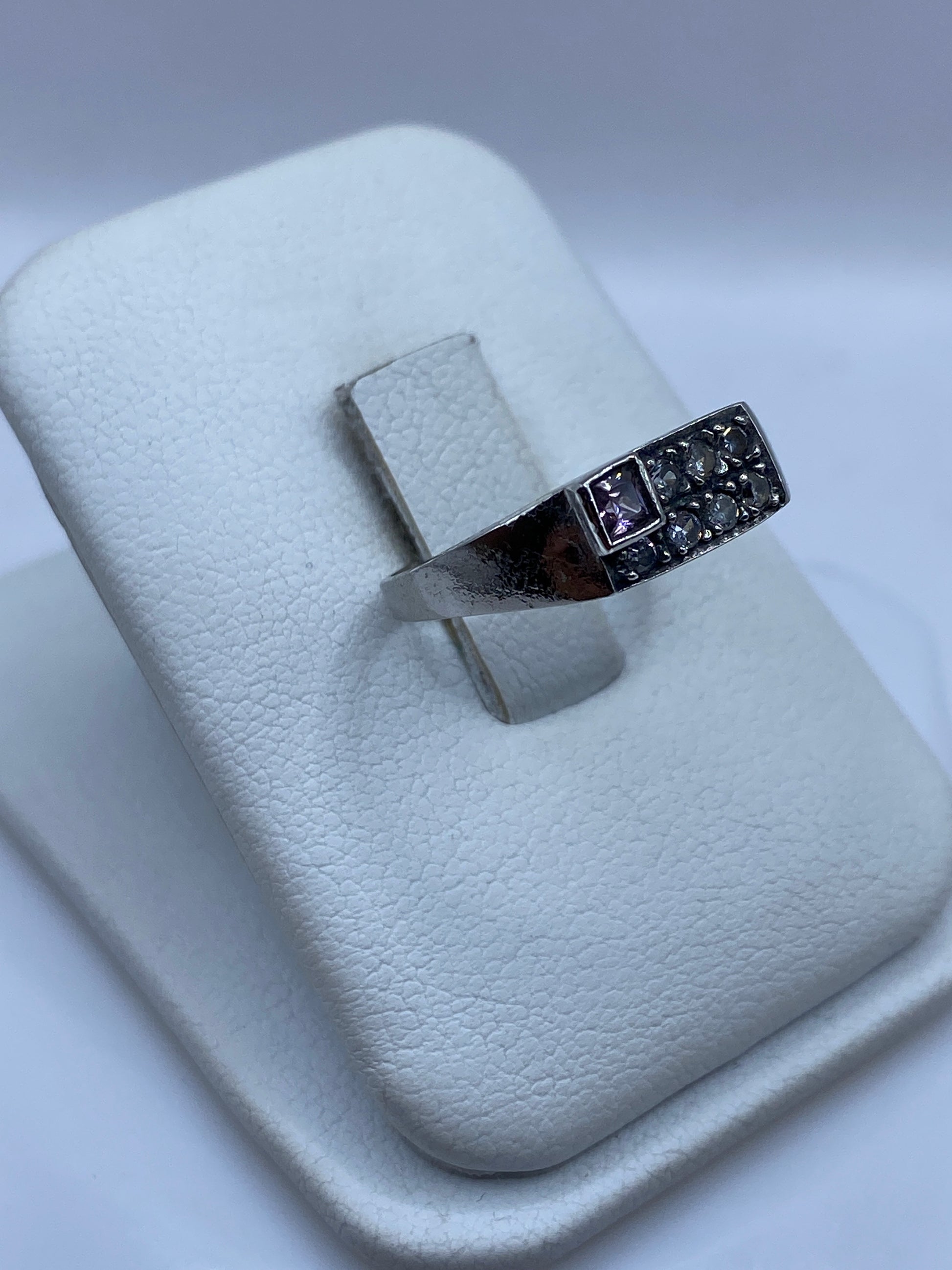 Vista frontal del anillo circonia rosa mostrando el corte brillante y talla 7