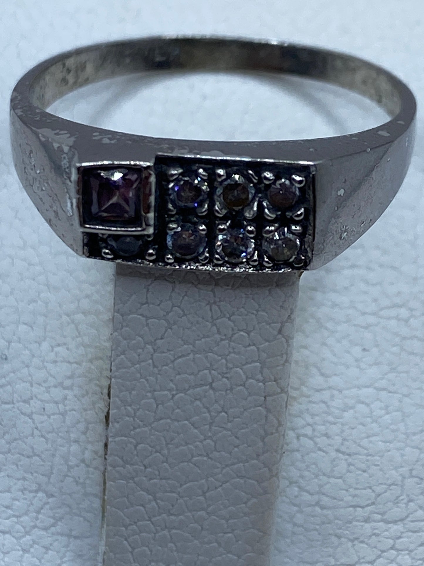 Detalle del engaste de circonia rosa en plata .925 con sello de autenticidad