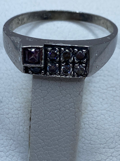 Detalle del engaste de circonia rosa en plata .925 con sello de autenticidad