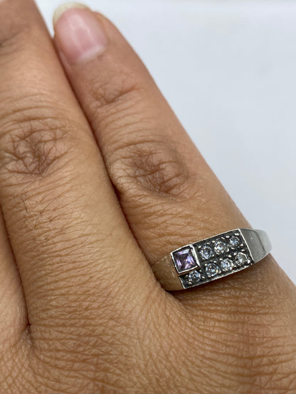 Anillo solitario puesto en dedo, circonia rosa reflejando luz, estilo Taxco