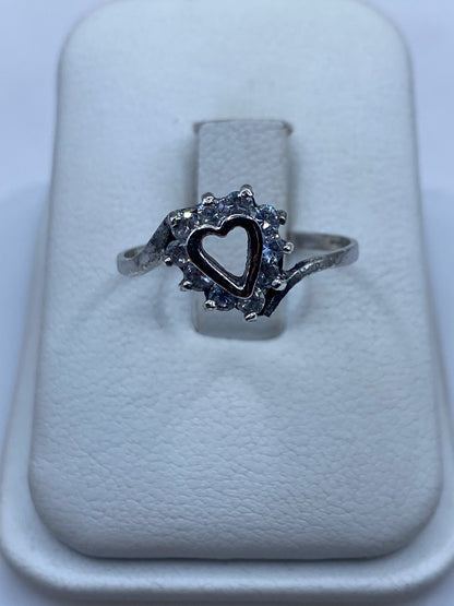 Anillo solitario de plata con circonia blanca brillante en estuche blanco